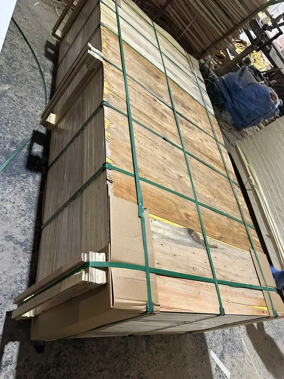 export packing and pallet strapping for plywood shipment hcply