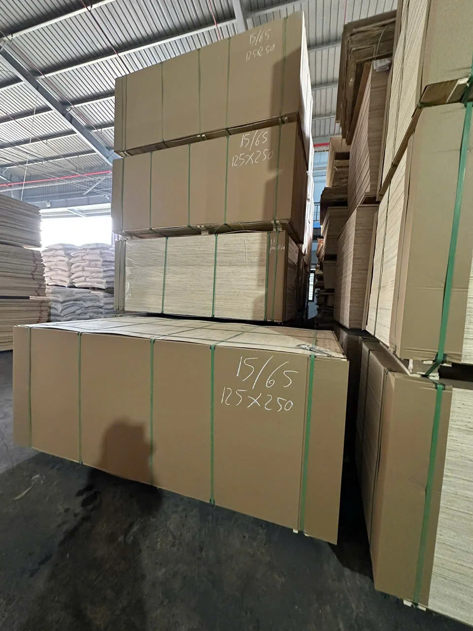 loading plywood boards into 40HC container for export Vietnam hcply
