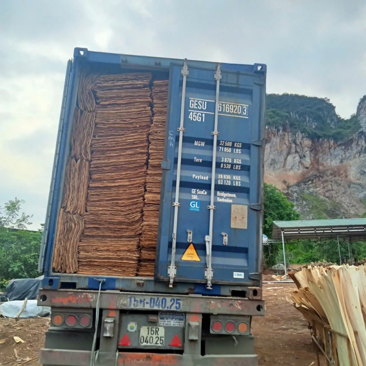 loading core veneer into export container at Vietnam factory hcply