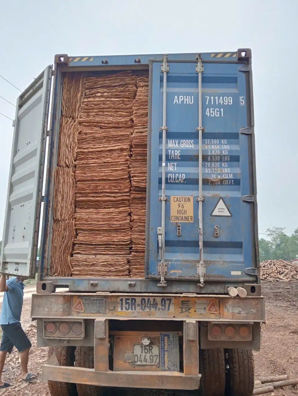 loading core veneer into export container at Vietnam factory hcply