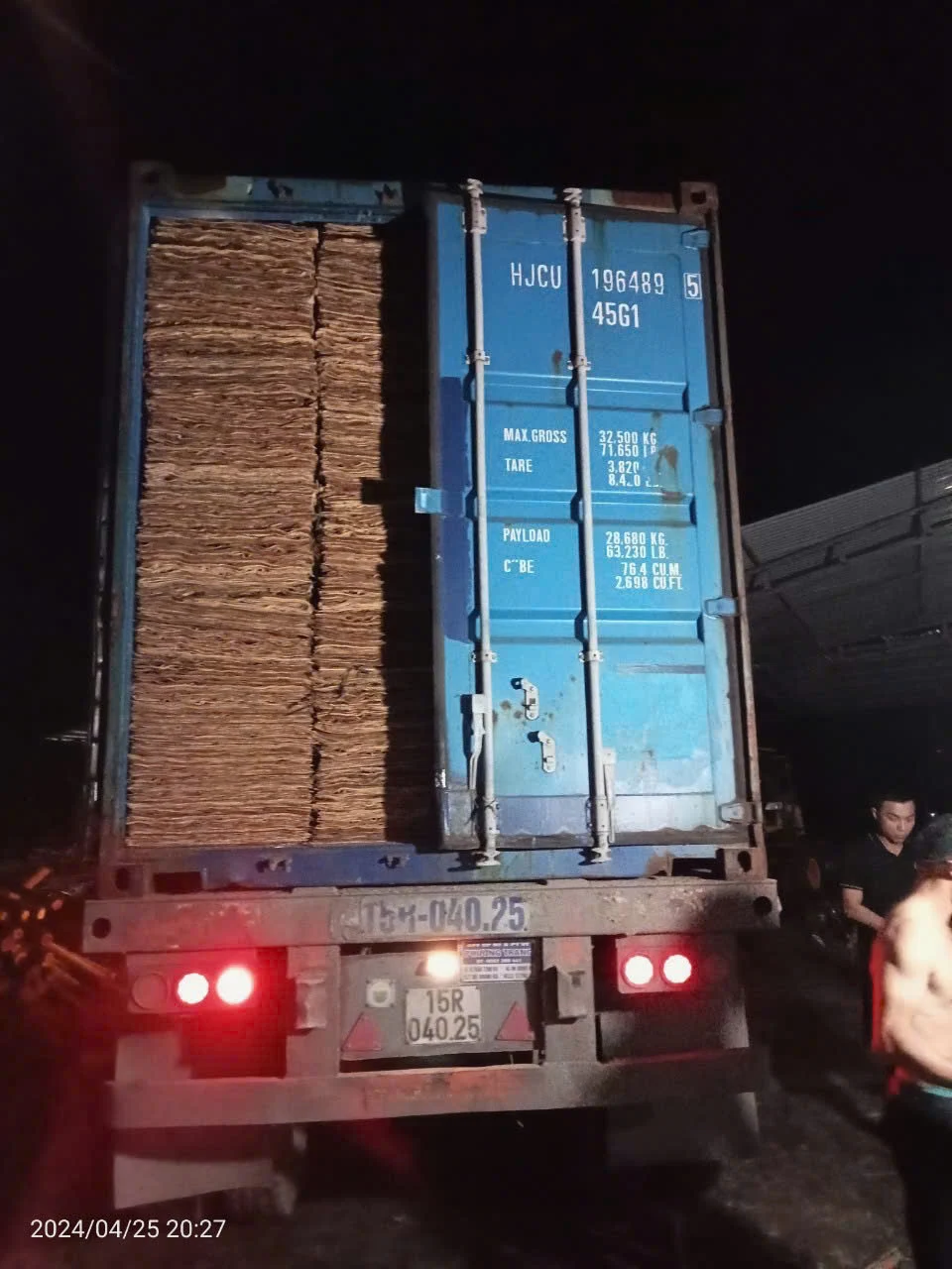 Eucalyptus core plywood packing specification 1220x2440mm 15 pallets per 40HC container by HCPLY