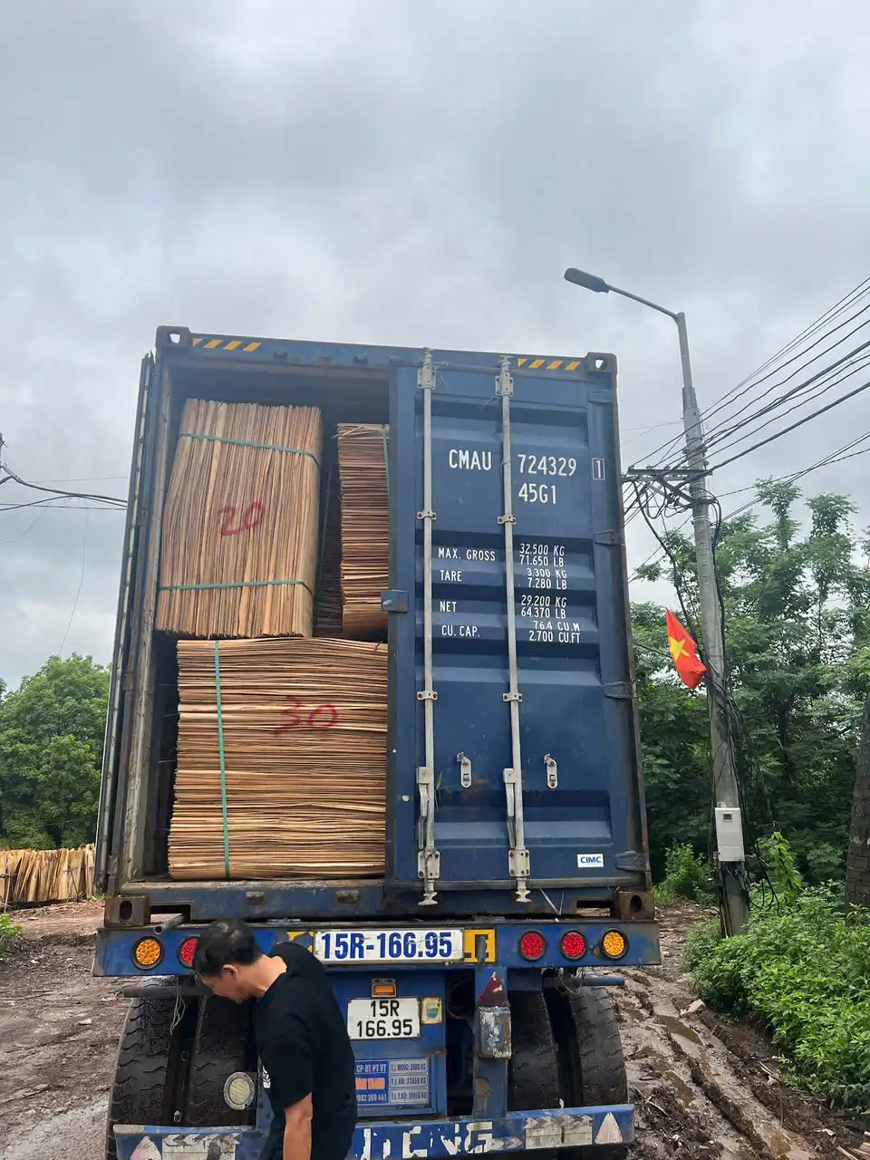 Eucalyptus core plywood packing specification 1250x2500mm 15 pallets per 40HC container by HCPLY
