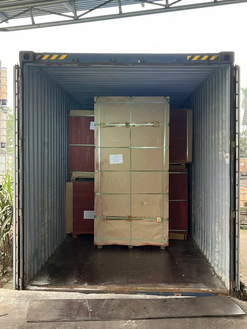 Loading plywood boards 40HC container Vietnam HCPLY 001