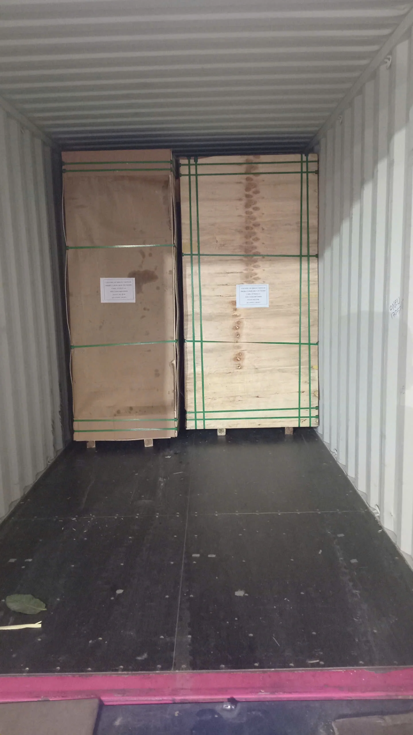 Loading plywood boards 40HC container Vietnam HCPLY 002