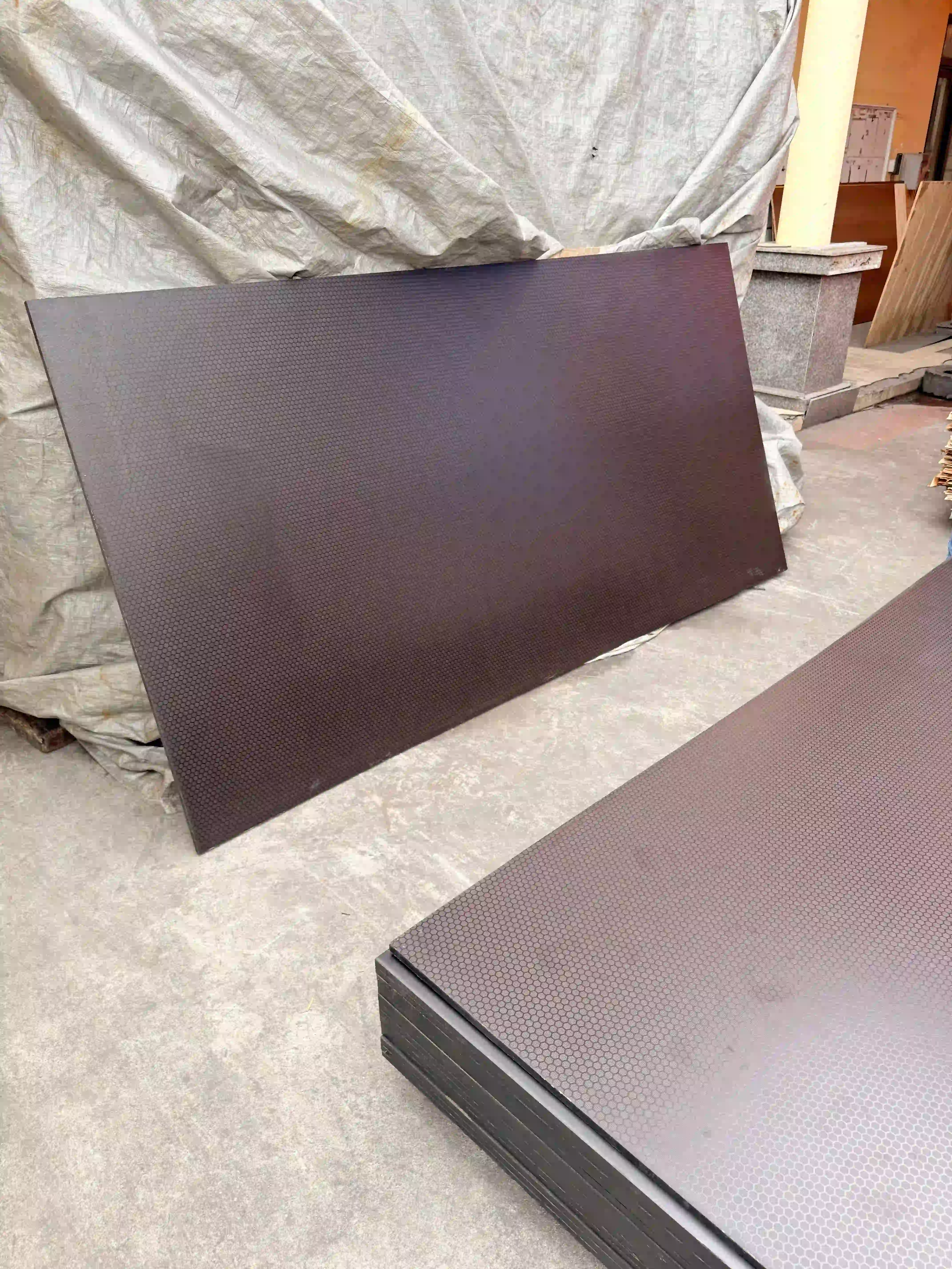 Anti-slip plywood Vietnam final inspection before loading HCPLY