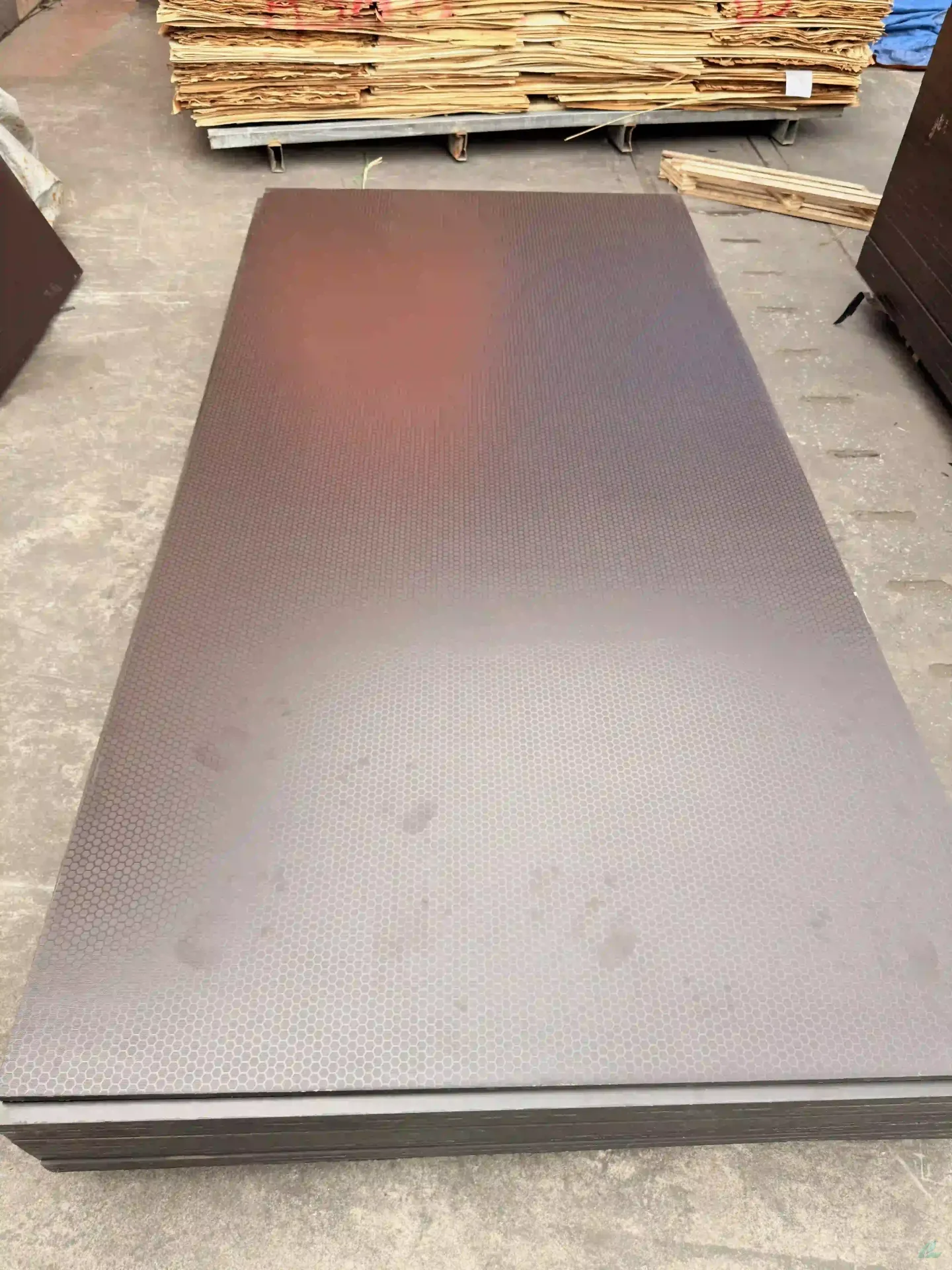 Anti-slip film faced plywood Vietnam black film variant HCPLY export
