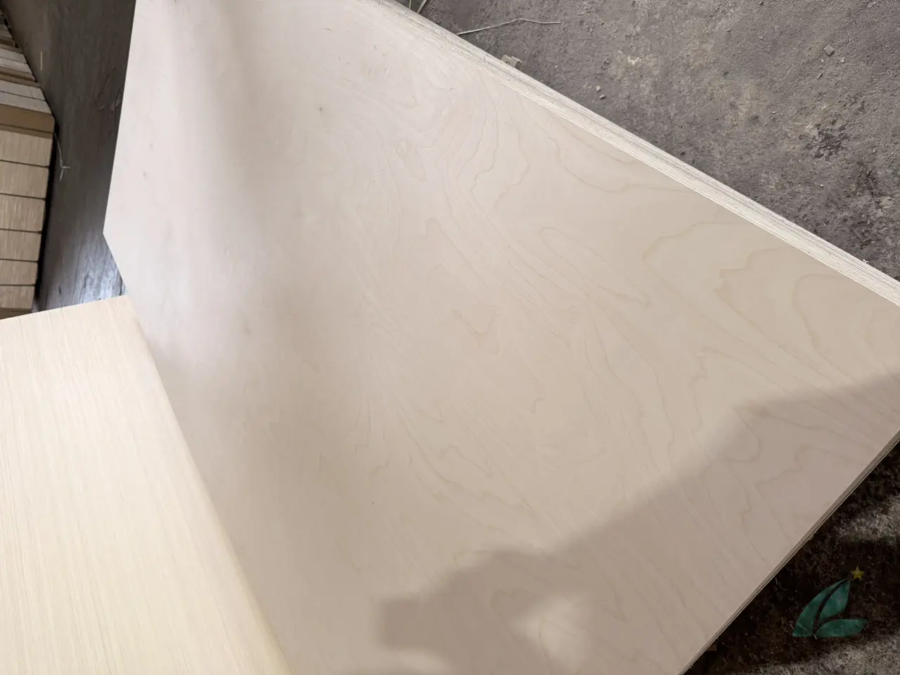 Birch plywood Vietnam panels aligned export pallet HCPLY