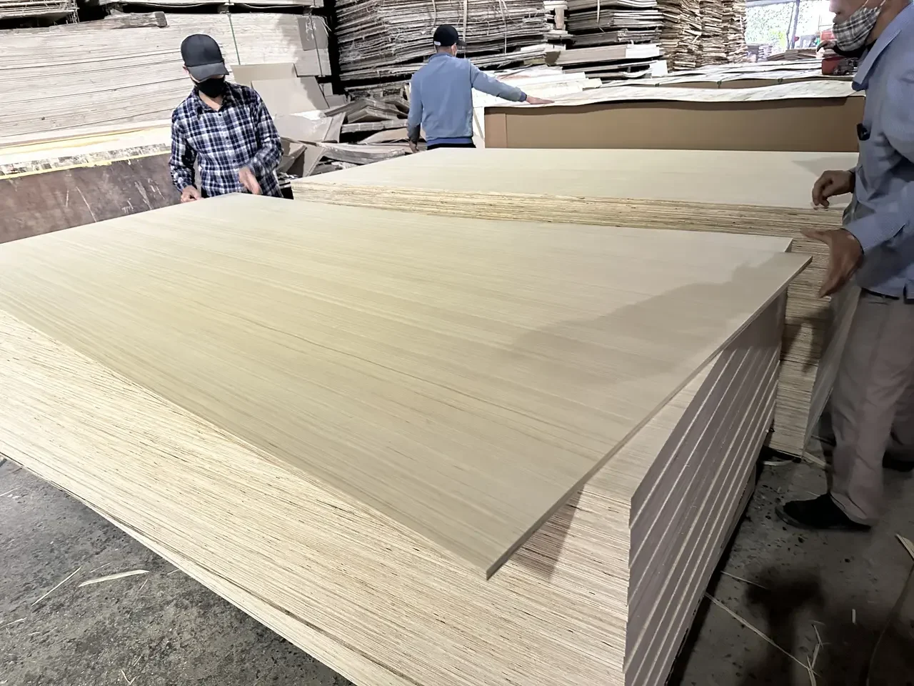 Engineered veneer EV plywood Vietnam export decorative uniform grain hcply