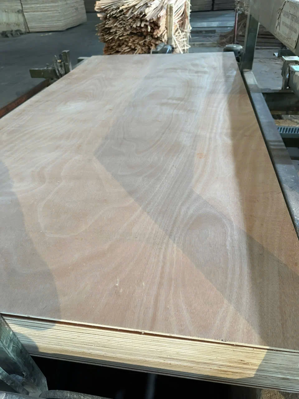 Okoume plywood Vietnam export lightweight panel hcply 051