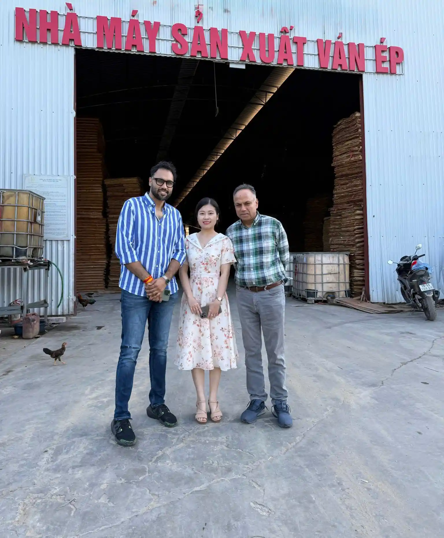 Buyers meeting with HCPLY export team at factory