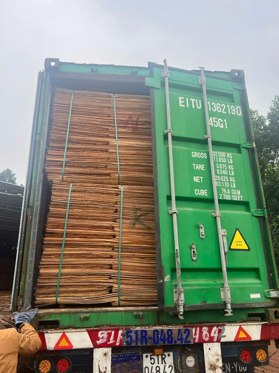 Loading core veneer into export container Vietnam HCPLY