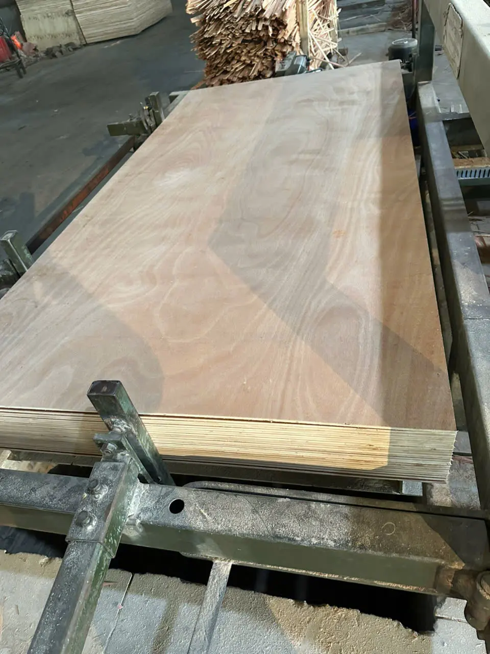 Okoume plywood natural reddish grain finish HCPLY